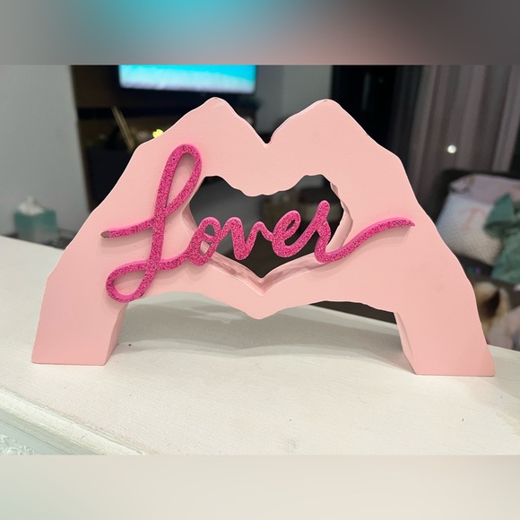 Taylor Swift Pink 'Lover' Hand Hearts Decor - Picture 1 of 1
